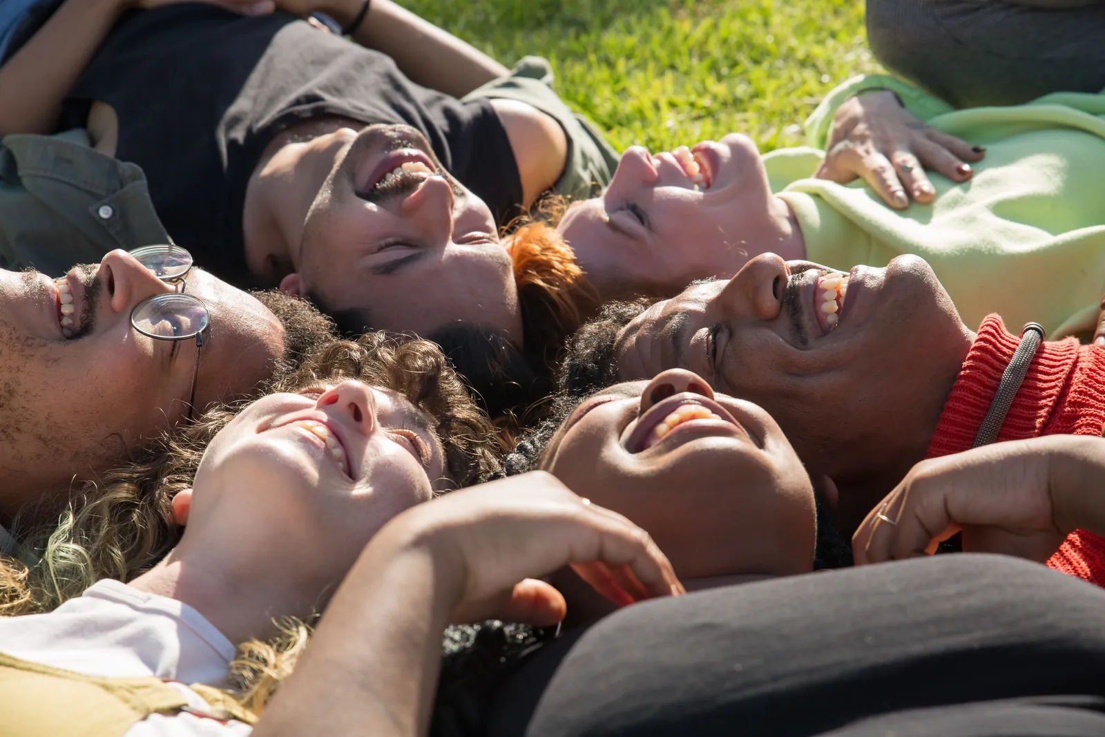 Jovens reunidos em roda, conversando